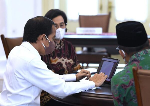 Presiden Jokowi melaporkan SPT Tahunan PPh melalui aplikasi daring e-filing di Istana Kepresidenan Bogor, Jabar, Jumat (04/03/2022).